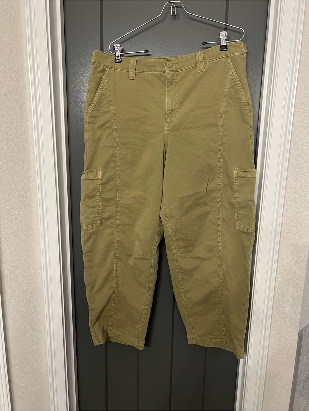 American Eagle Outfitters Olive Cargo Pants — Utility Style barrel leg. Size 14.